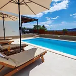 Elegant House 3d By The Sea With Pool And Included Breakfast * Kaštela