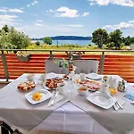 Elegant House 3d By The Sea With Pool And Included Breakfast