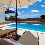 Elegant House 3d By The Sea With Pool And Included Breakfast Appartamento Kaštela