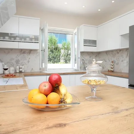 Elegant House 3d By The Sea With Pool And Included Breakfast Appartement Kaštela