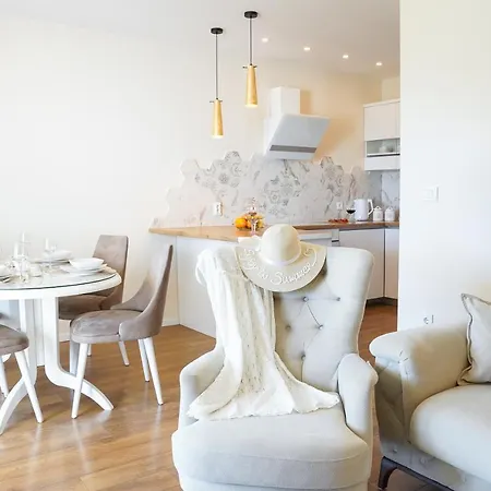 Elegant House 3d By The Sea With Pool And Included Breakfast Appartement Kaštela