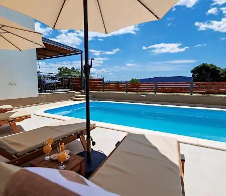 Elegant House 3d By The Sea With Pool And Included Breakfast Appartement Kaštela
