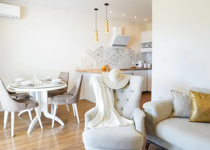 Elegant House 3d By The Sea With Pool And Included Breakfast Appartamento Kaštela