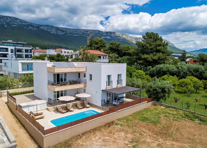 Elegant House 3d By The Sea With Pool And Included Breakfast Appartamento Kaštela