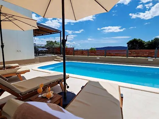 Elegant House 3d By The Sea With Pool And Included Breakfast Appartamento Kaštela